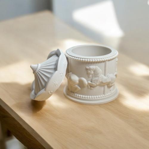 إناء ديكوري بنقوش الخيول