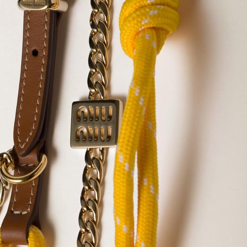 تعليقة miumiu من الجلد والقطيفة المضلّعة والمعدن