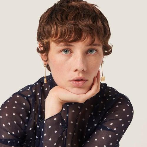 أقراط miumiu معدنية ولؤلؤ اصطناعي