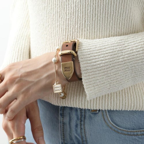 سوار من الجلد بشعار miumiu