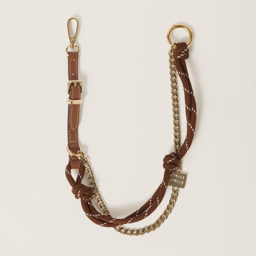 تعليقة miumiu من الجلد والقطيفة المضلّعة والمعدن