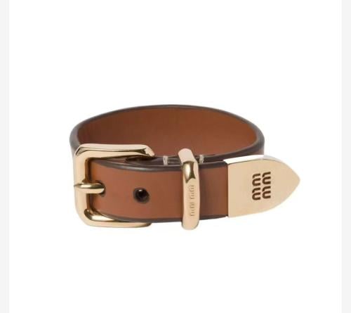 سوار من الجلد بشعار miumiu