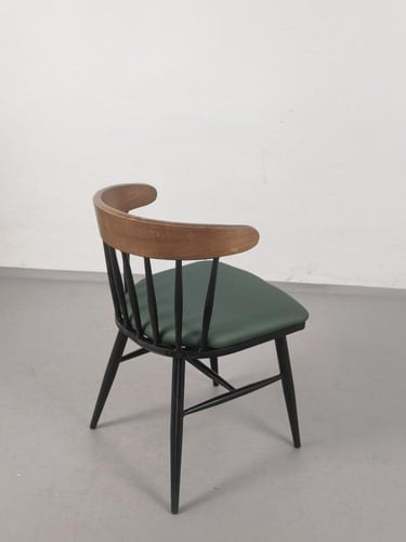 كرسي طعام جلدي فاخر بقاعدة معدنية – لون بني أنيق