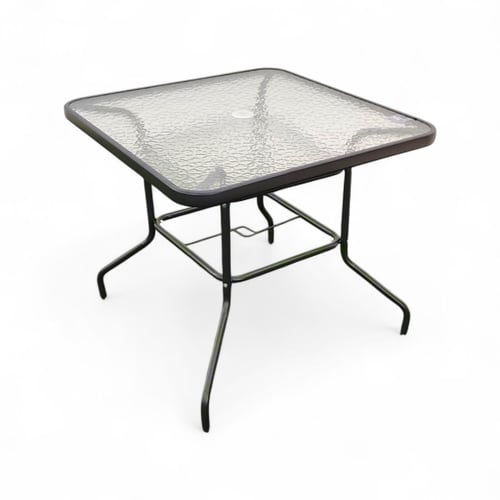 طاولة حديد على سطح قزاز ثلجي بفتحة مظلة