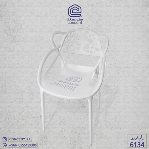 كرسي بلاستيكي بتصميم مميز