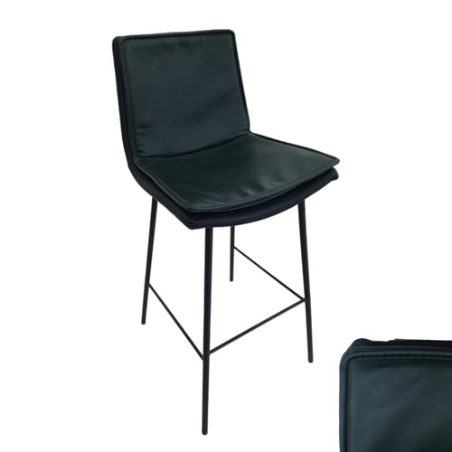 كرسي مرتفع بمقعد مصنوع من جلد بني لون