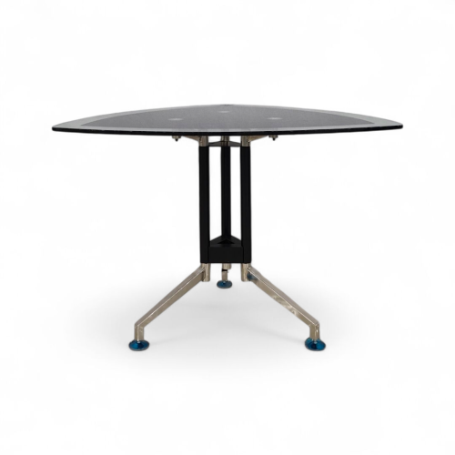 طاولة اجتماعات مثلثة بسطح قزاز وقاعدة حديد مع أرجل...