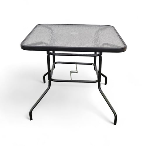 طاولة حديد على سطح قزاز ثلجي بفتحة مظلة