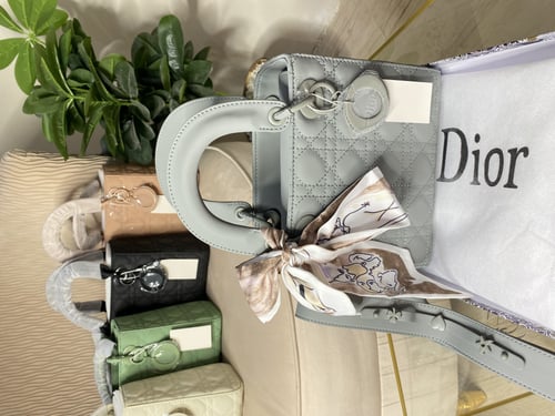 ديور مع سكارف مجاناً