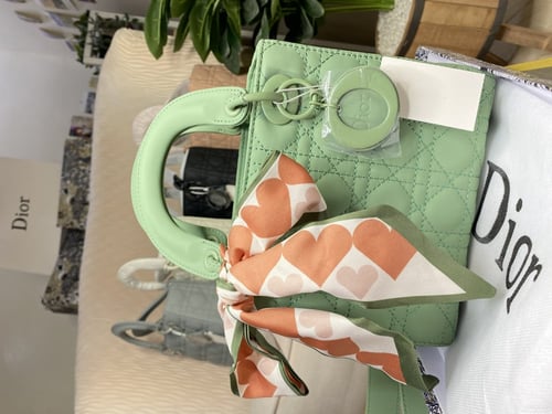 ديور مع سكارف مجاناً