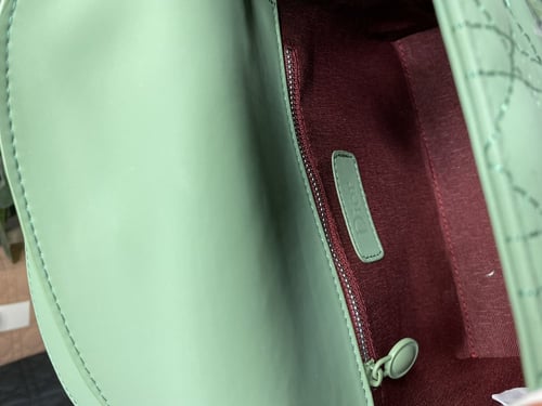 ديور مع سكارف مجاناً