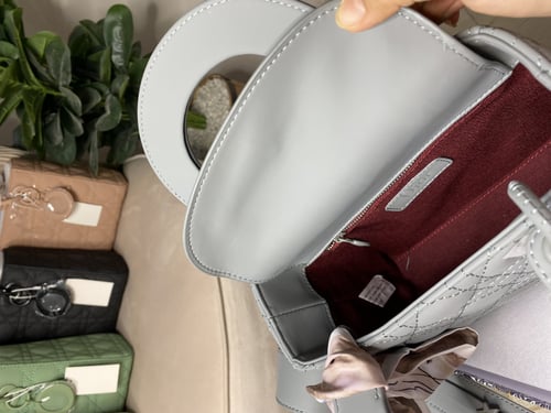 ديور مع سكارف مجاناً