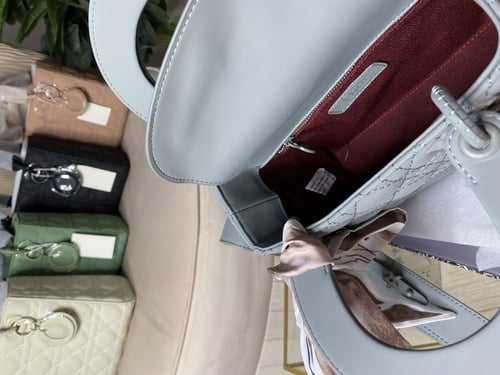 ديور مع سكارف مجاناً