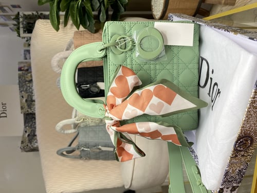 ديور مع سكارف مجاناً