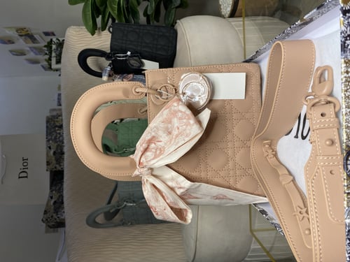 ديور مع سكارف مجاناً