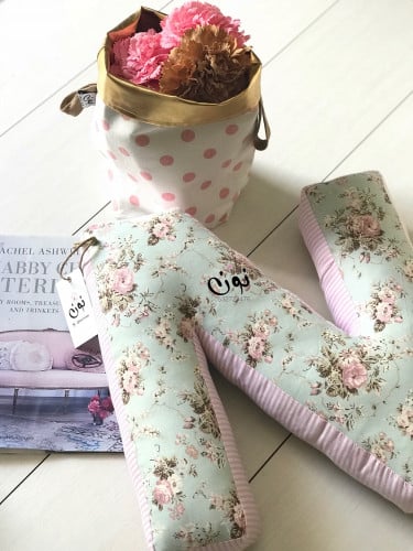 وسادة حرف N فيكتوري