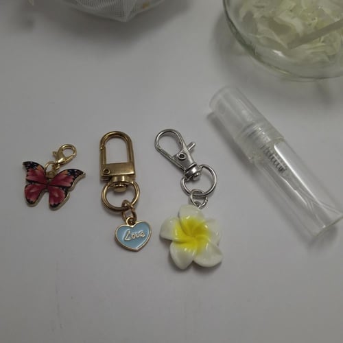 توزيعات حريم كبار عطر +ميدليات بشكل عشوائي+فازه زج...