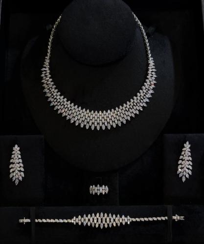 Gian set including the box