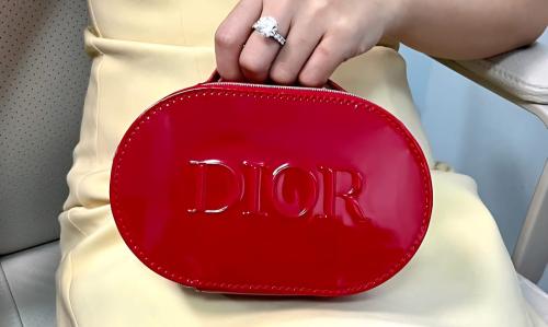 حقيبة ديور مع منتجات ميني سريوم للوجه 5ML و اساس ل...