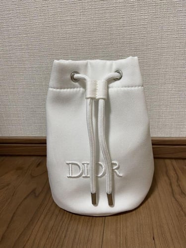 محفظة مكياج ديور مع منتجات عنايه مميزه ا