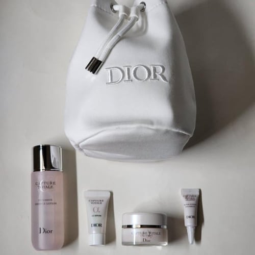 محفظة مكياج ديور مع منتجات عنايه مميزه ا