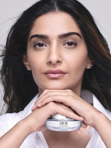 حقيبة عناية من ديور تحتوي على 50 ML لوشن للوجة و 1...