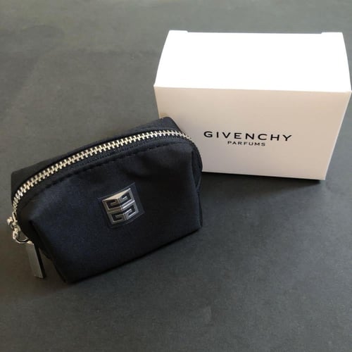 حقيبة ميني جيفنشي للسمعات او العملة 9 في 6 عمق 4 س...