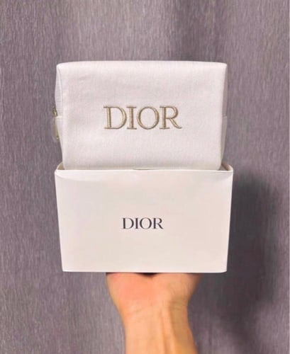 شنطة مكياج ديور 15 في 10 سم مع كريم وكريم اساس مين...