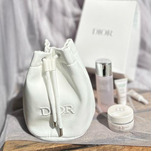 محفظة مكياج ديور مع منتجات عنايه مميزه ا