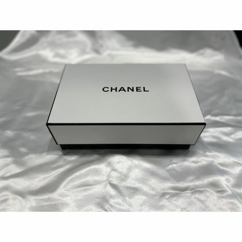 بوكس صغير شانيل فارغ 11في 18.5عمق 4.5 سم قاعده لون...