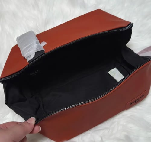 شنطة يد رجاليه 22 في 10 عمق 11 سم من جيرلان