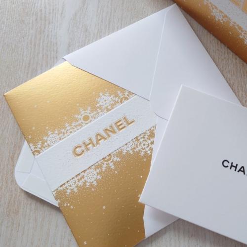 كارد وظرف من شانيل ذهبي