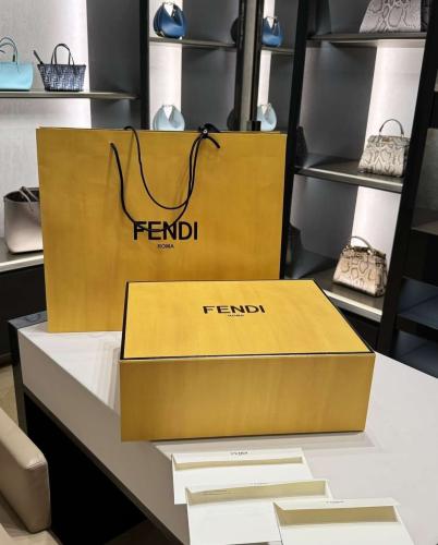 بوكس فندي روما كبير 33 في 26 عمق 13 سم مع الكيس