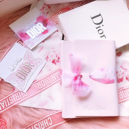 دفتر مس ديور مع قلم رصاص