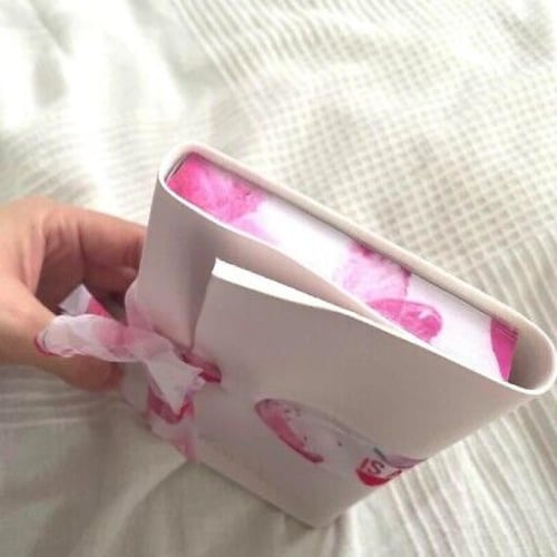 دفتر مس ديور مع قلم رصاص