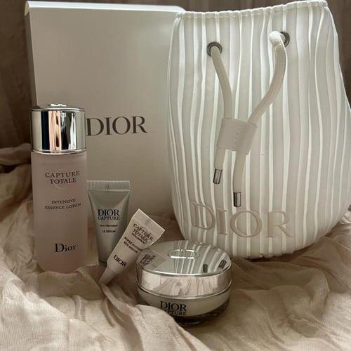 حقيبة عناية من ديور تحتوي على 50 ML لوشن للوجة و 1...