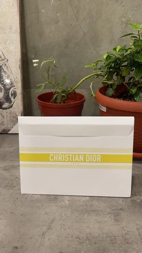 بوكس كرستيان ديور 16 في 24 سم مثلث الشكل اصفر