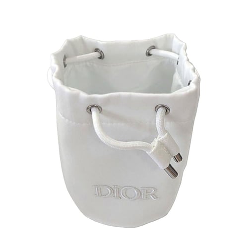 شنطة مكياج من ديور مع منظف للوجة 50ML وبلسم لليدين...