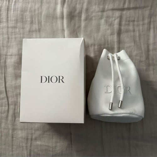 محفظة مكياج ديور مع منتجات عنايه مميزه ا