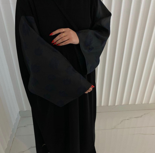 عباية بأكمام جاكار