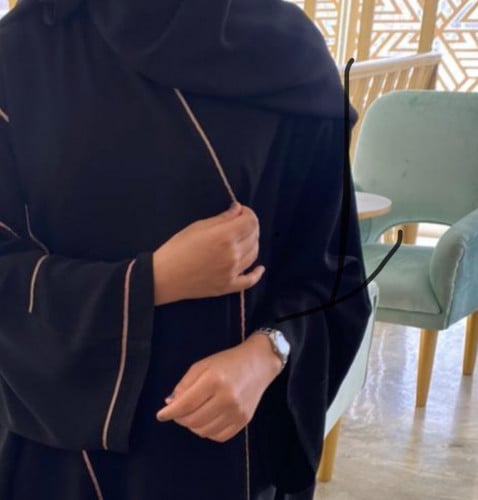 عبايه بشت مخطط من جهه