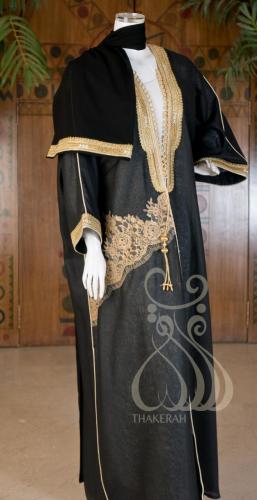 بشت كلاسيك أسود لينن + دانتيل ذهبي من الجنب والخلف...