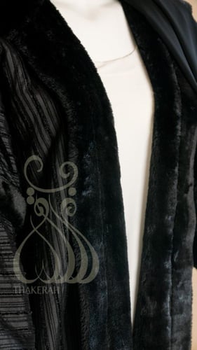 عباءة تفتا مبطنة بالفرو - أسود
