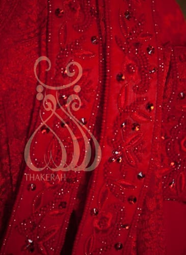 ثوب التحوال من خامة الدانتيل - الأحمر