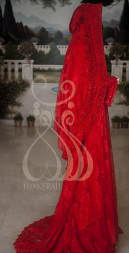 ثوب التحوال من خامة الدانتيل - الأحمر