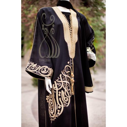 بشت كلاسيك + تطريز بالخط العربي على الجنب والأكمام...