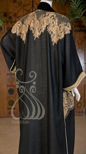 بشت كلاسيك أسود لينن + دانتيل ذهبي من الجنب والخلف...