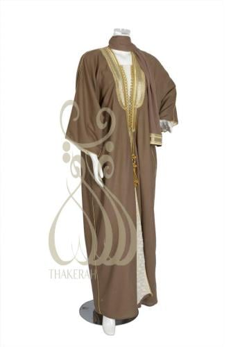 بشت كلاسيك لينن بني مبطن بالفرو السكري بتطريز ذهبي...