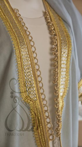 بشت كلاسيك لينن رصاصي مبطن بالفرو الأبيض بتطريز ذه...