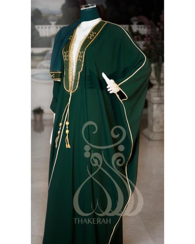 بشت كلاسيك أخضر غامق مشغول بالخرز + طرحة الخامة كر...